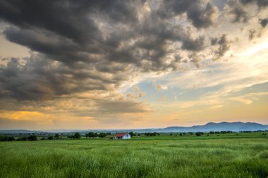 Yağmur bulutları ile dramatik gökyüzü ile ilkbahar manzarası