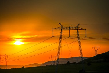 Elektrik direkleriyle günbatımı