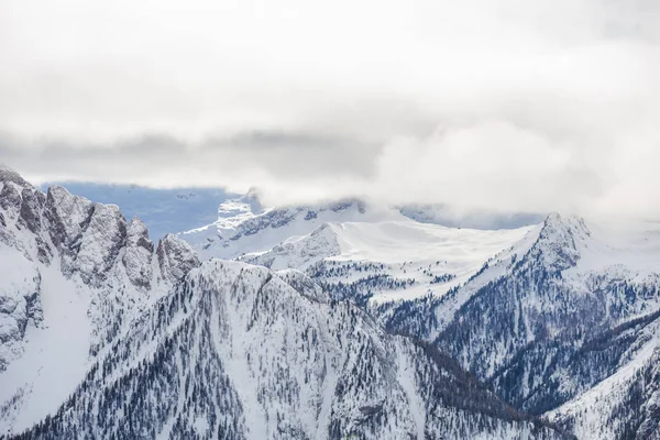 Landschaft Aus Schneebedeckten Winterbergen — Stockfoto