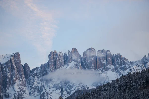 Paisagem Montanhas Inverno Cobertas Neve — Fotografia de Stock