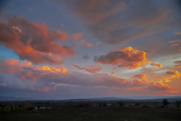 Landschaft Und Strahlender Himmel Bei Sonnenuntergang — Stockfoto