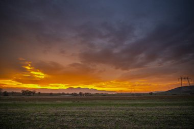 Kırsal alan ve parlak günbatımı gökyüzü