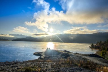 Sakin göl suyu doğada, günbatımı gökyüzü