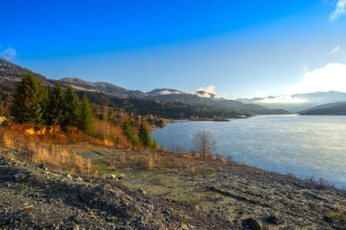 Doğadaki sakin göl suyu.