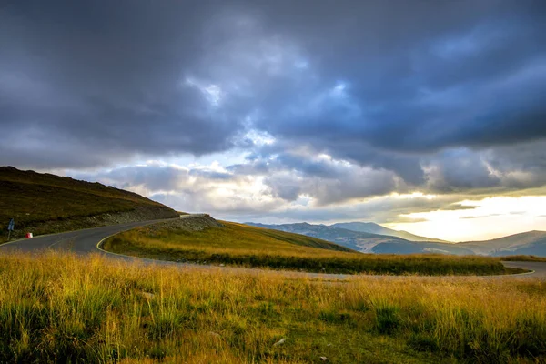 Beautiful Landscape Road Mountains Evening Cloudy Sky — Stock Photo, Image