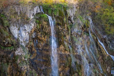 Yaz doğası ve şelaleli kayalık dağlar 