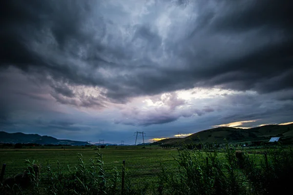 Tmavá Deštivá Obloha Nad Krajinou Krajina Elektrickými Elektrárenskými Věžemi — Stock fotografie