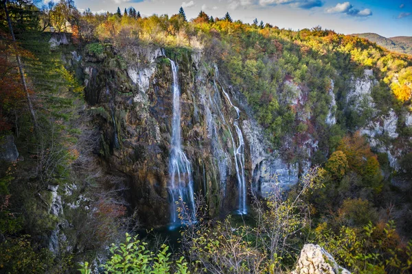 Verão Natureza Montanhas Rochosas Com Cachoeira — Fotografia de Stock