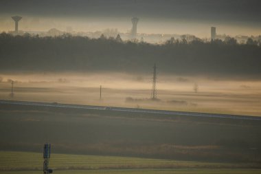 Sabahın erken saatlerinde kırsal, doğa ve manzarada sis