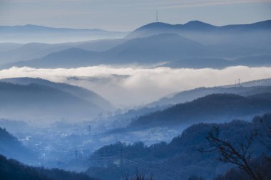 Mavi gölgeli dağların güzel manzarası