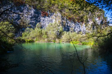 Dağlardaki göl manzaralı doğa.