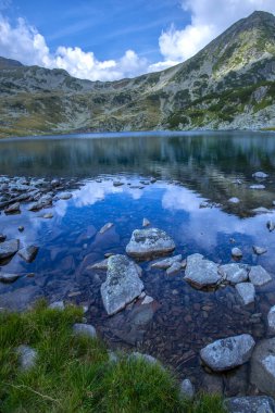 Dağlardaki mavi göl, doğa ortamı