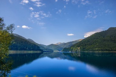 Dağlardaki mavi göl, doğa ortamı