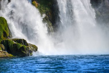 Mavi sularda akan şelale, tropikal doğa