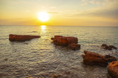 Deniz manzaralı, suda kayalar