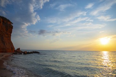 Kızıl kayalıklarla deniz manzarası