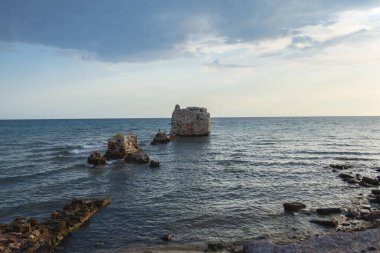 Deniz manzaralı, suda kayalar