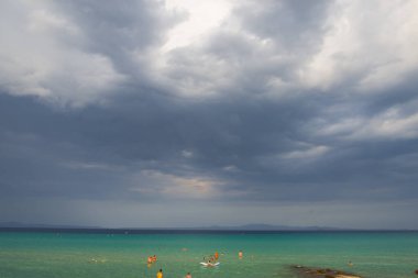 Deniz manzarası, suda yüzen insanlar. 