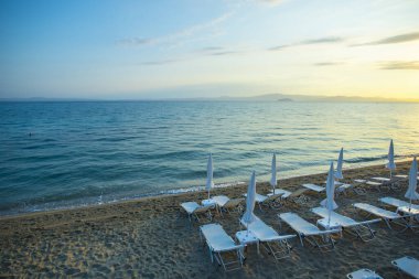 Deniz manzaralı, güverte sandalyeli tropikal tatil köyü