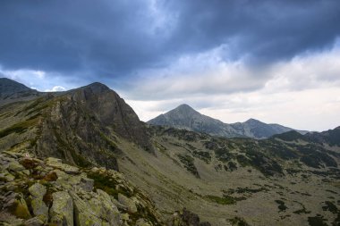 Dağlarda bulutlu gökyüzü, tepelerde çimenler