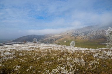 Soğuk kış dağları manzara ve tepeler 