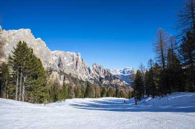 Güzel dağ manzarası, kayak yolu olan kış tatili.