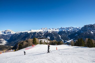 Güzel dağlar, kışın kayak yolu.