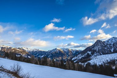 Kışın güzel dağlar, tatil köyü