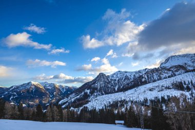 Güzel kar kaplı dağlar ve bulutlu gökyüzü