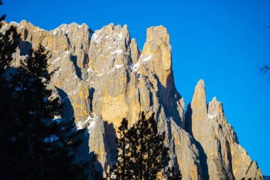 Kayalık dağlar, ağaçlar ve mavi gökyüzü