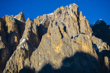 Manzaralı kayalık dağlar ve mavi gökyüzü
