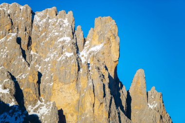 Manzaralı kayalık dağlar ve mavi gökyüzü