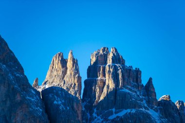 Güzel kar kaplı kayalık dağlar ve mavi gökyüzü