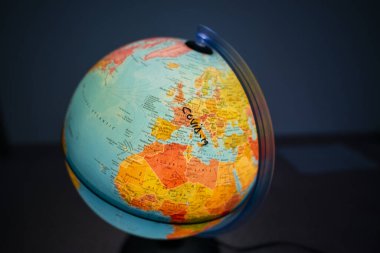 Dünya gezegeni küresi ve korona virüsü, covid 19.