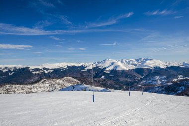 Dağlarda kış manzarası, tatil köyü 