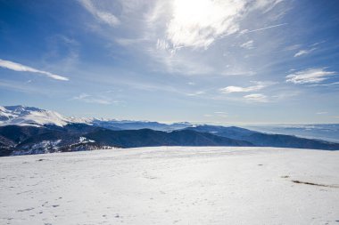 Dağlarda kış manzarası, tatil köyü 