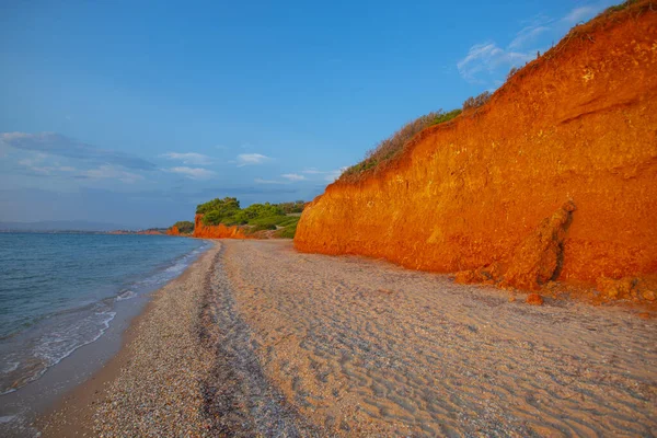 Kızıl Kayalıklarla Deniz Manzarası — Stok fotoğraf