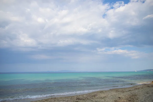 Песчаный Пляж Вид Море Облачное Небо — стоковое фото