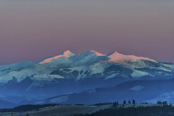 Μαγευτικό Όμορφο Ηλιοβασίλεμα Στα Βουνά — Φωτογραφία Αρχείου