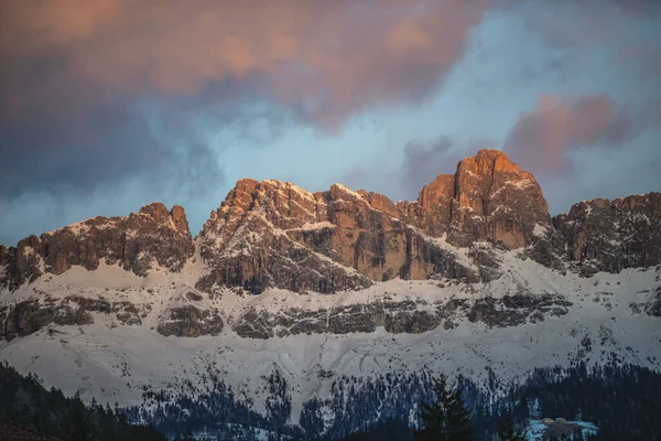 Malerische Felsige Berge Und Waldbäume — Stockfoto