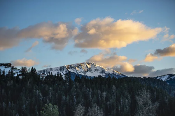Cielo Atardecer Nieve Cubierto Montañas Rocosas — Foto de Stock