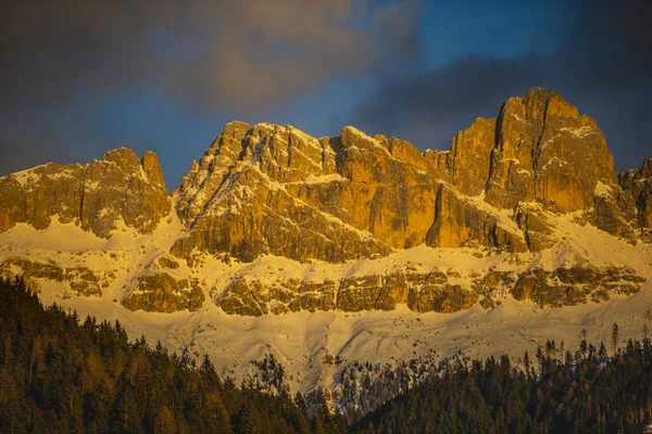 Solnedgång Himmel Och Snötäckta Klippiga Berg — Stockfoto