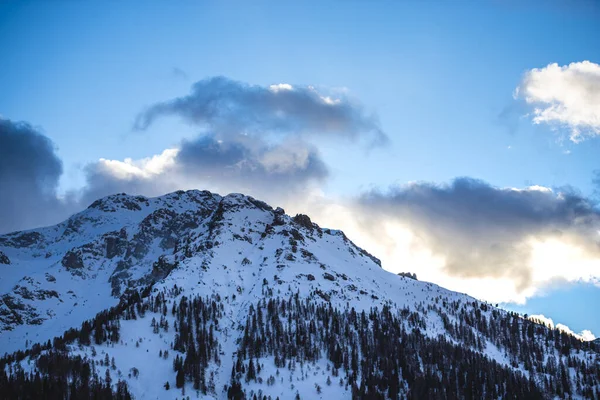 Hermosas Montañas Cubiertas Nieve Cielo Con Nubes —  Fotos de Stock