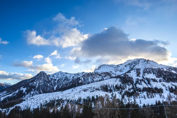 Красивий Сніг Покритий Горами Небом Хмарами — стокове фото