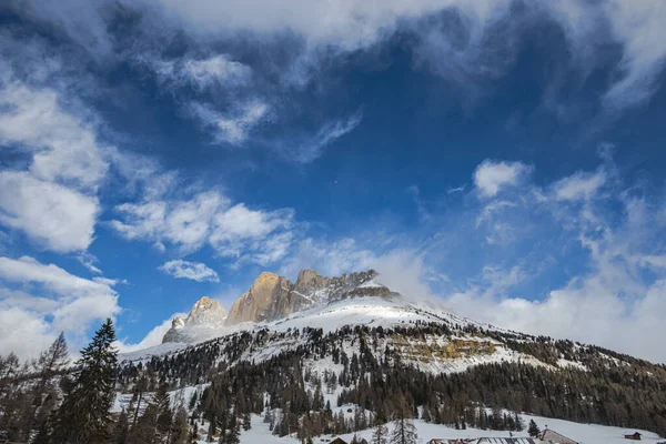 Belas Montanhas Cobertas Neve Céu Com Nuvens — Fotografia de Stock