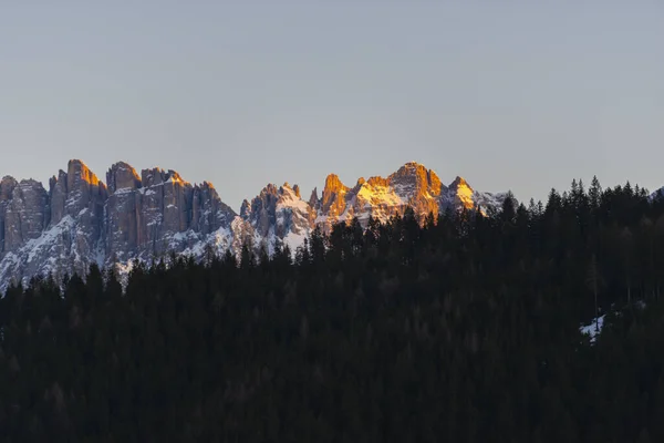 Malerische Felsige Berge Und Waldbäume — Stockfoto