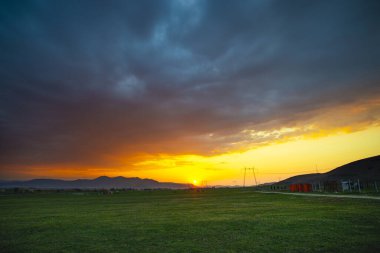 Kırsal alan ve bulutlu günbatımı gökyüzü 