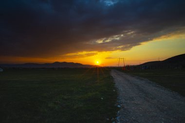 Kırsal alan ve bulutlu günbatımı gökyüzü 