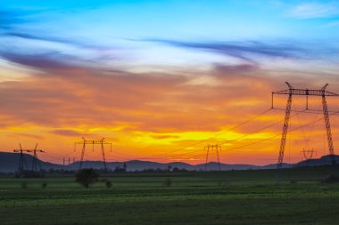 Kırsal alan ve günbatımı gökyüzü