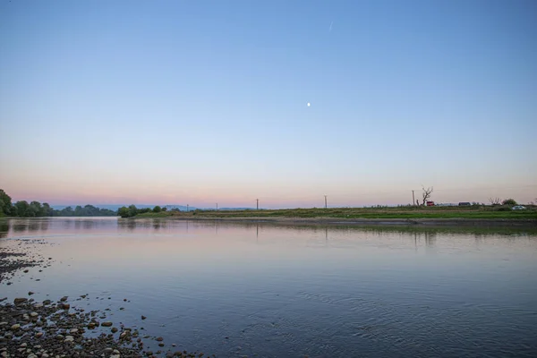 Gün Batımı Gökyüzü Kırsal Göl Suyunun Üzerinde Yansımasıyla — Stok fotoğraf